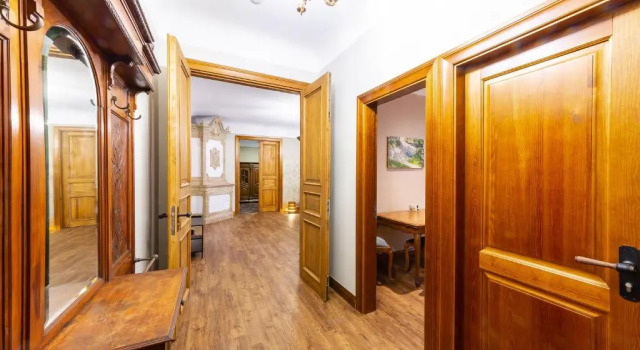 Ancient Storie's AP 65sqm Renovated Free parking