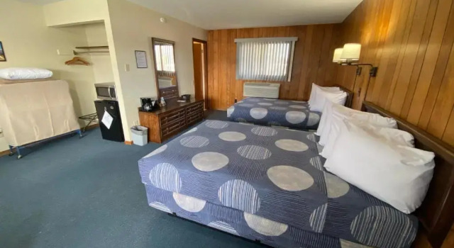 Четырёхместный номер Standard Waterway Inn