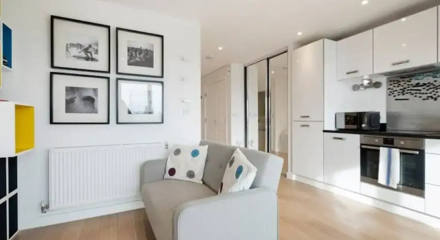 Chic & Contemporary Studio Apartment With Balcony in East London, Varaa Huoneisto Asunnot kohteessa Merseyside, Huoneisto