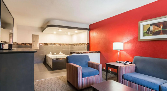 Четырёхместный люкс Clarion Inn & Suites Russellville I-40