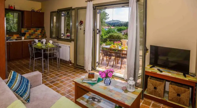 Апартаменты Цокольный этаж Maniata Holiday Apartments