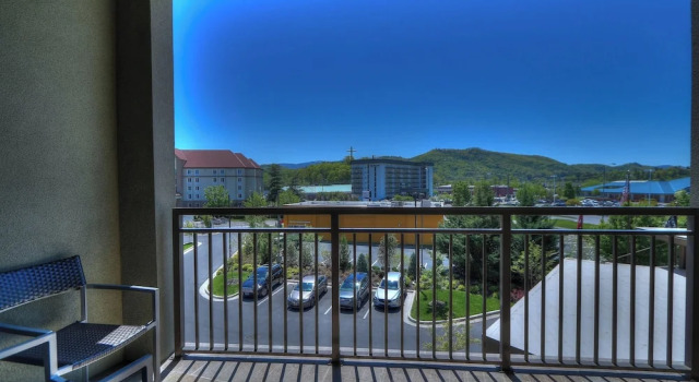 Четырёхместный номер Standard с видом на горы Courtyard by Marriott Pigeon Forge