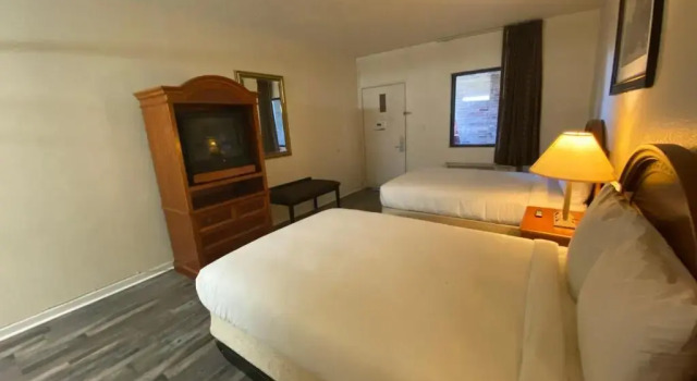 Люкс с 2 комнатами Travelers Place Inn & Suites