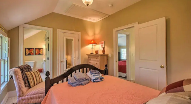 Traditional Martha's Vineyard Home w/ Porch & Yard, Забронировать Дом для отпуска Оук-Блафс 