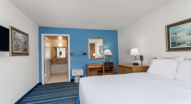 Days Inn by Wyndham West Palm Beach, Rezerwuj Hotel Hotele w Palm Beach County z basenem, Basen