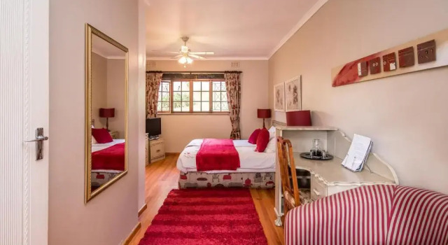 Двухместный номер Deluxe с видом на бассейн Warrens Guest House