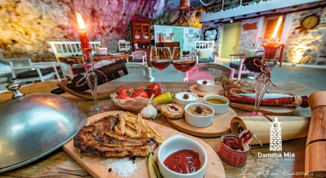 Damma Mia, Book Hotel Mouresi 