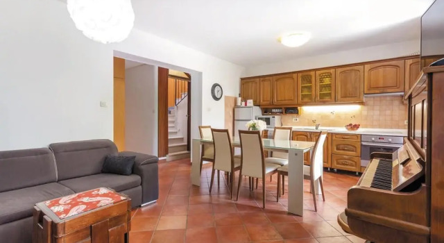 Awesome Home in Podstrana With Wifi and 3 Bedrooms, Rezerwuj Hotel Hotele w Strožanac z parkingiem, Parking