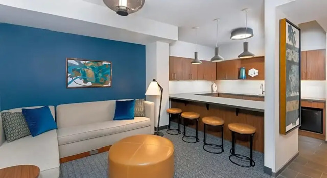 Двухместный люкс c 1 комнатой Courtyard by Marriott Atlanta Midtown