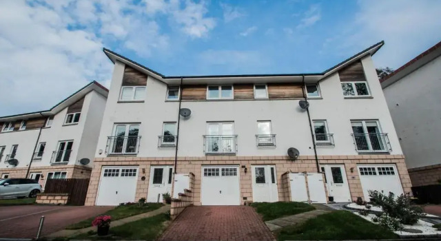 Orange Town House - Shaw Road, Only 6 Minutes to City Centre, Забронировать Отель Абердин Aberdeenshire, рядом с Westburn Children's Tennis Club