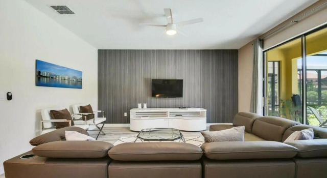 Amazing 6 Bedrooms5 BathPool at Solterra Resort, Забронировать Отель Отели Давенпорт с парковкой, Парковка