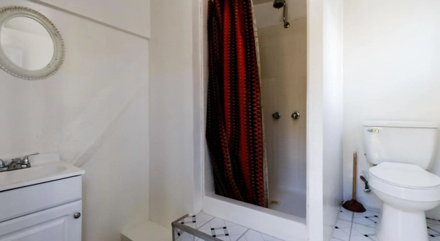 Los Angeles 3 Bedroom Charmer with Large Guest House, Забронировать Гостевой дом Гостевые дома Лос-Анджелеса, Гостевой дом