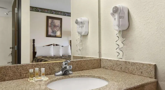 Номер Standard Days Inn by Wyndham Sheridan