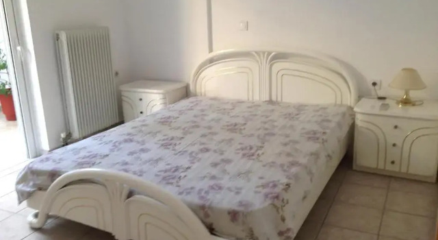 John Manetas, Rezervovat Hotel Derveni 