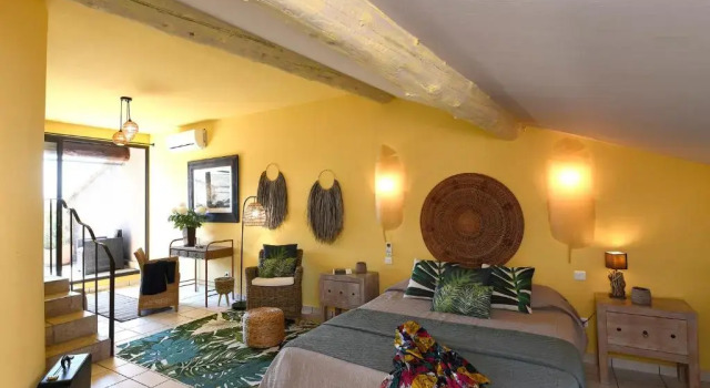 Трёхместный номер Standard с балконом Les chambres du Vieux Bistrot