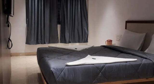 Hotel Pushkaraj, Забронировать Отель Махабалешвар штат Махараштра, рядом с Озеро Венна