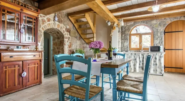 Luxurious Holiday Home in Risika with Private Beach, Varaa Hotelli Hotellit Kvarner Islands uima-altaalla, Uima-allas