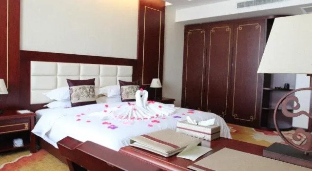 Dunhuang Hua Xia International Hotel, Book Hotel Hotels in Jiuquan with Parking, Parking