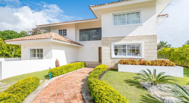 Beautiful 5-BDR 2 levels villa for rent in Punta Cana - golf front with pool, jacuzzi & maid