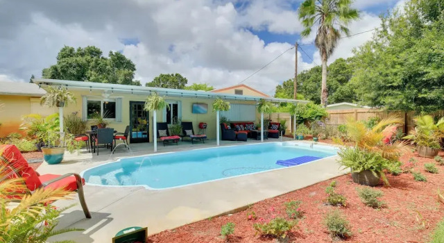 Коттедж St Petersburg Home w/ Tropical Yard & Pool!