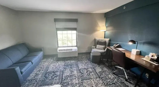 Четырёхместный номер Deluxe Four Points by Sheraton Greensboro Airport