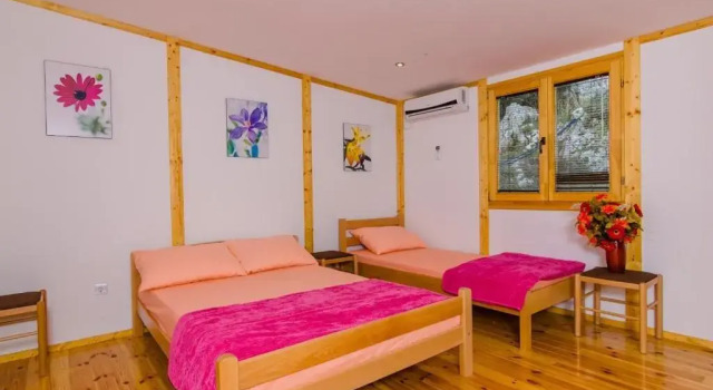 Villa Strp, Book Villa Sommerhuse i Kotor Riviera, Hytte