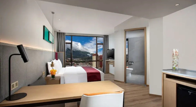 Номер Premium Holiday Inn Batang by IHG