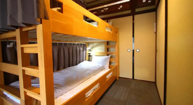 Кровать в общем номере Guest House Hitsujian