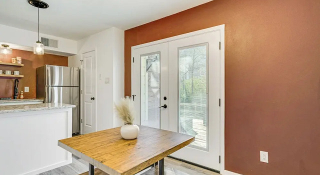 Convenient Bryan Townhome w/ Patio < 3 Mi to A&m!, Book Lejlighed Lejligheder i Bryan, Lejlighed