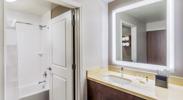 Четырёхместный люкс Staybridge Suites Charlottesville Airport by IHG