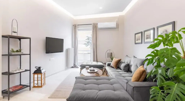 Deluxe 3-BDRM Urban-industrial Apt at Acropolis, Забронировать Отель Неос-Космос Афины, рядом с Холм Филопаппос