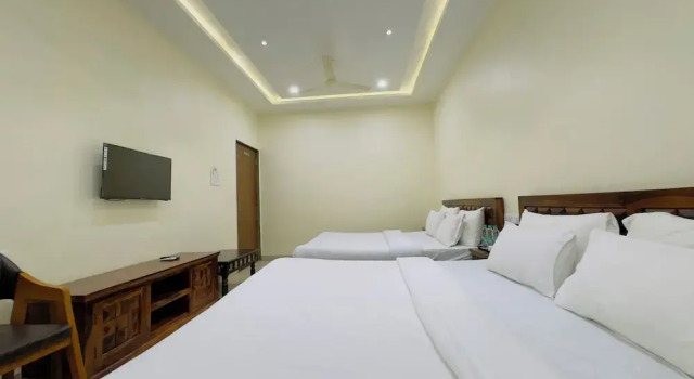 Номер Standard Hotel Jyotirlinga- One Way Drop to Mahakal Temple