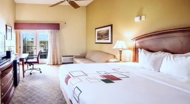 Двухместный номер Accessible с видом на озеро La Quinta Inn & Suites by Wyndham Marble Falls