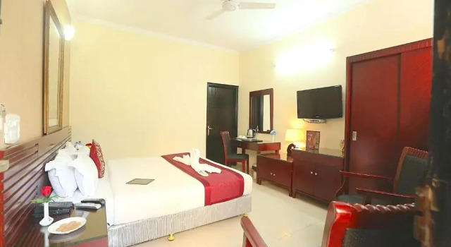 Люкс с балконом Hotel Kridha Residency - Opposite Prem Mandir Vrindavan