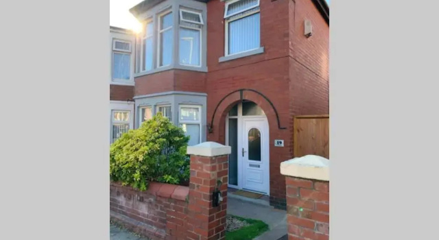 Modern fully refurbished 3 bedroom home, Book Hotel Blackpool Lancashire, near Blackpool Cricket Club