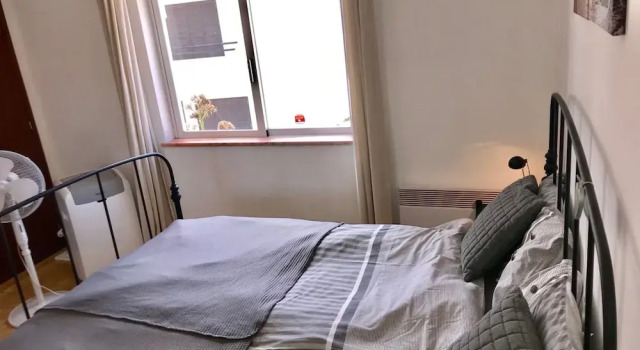 Charming Benagil Coastal Retreat, Забронировать Апартаменты/квартира Отели Карвоэйру с парковкой, рядом с Пешеходный маршрут Sete Vales Suspensos, Парковка
