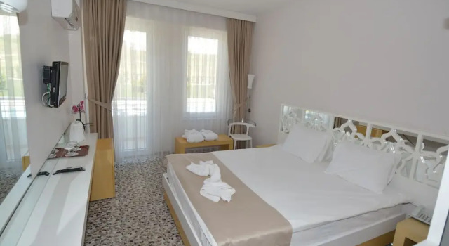 Двухместный номер Standard с балконом и с видом на бассейн Tripolis Hotel