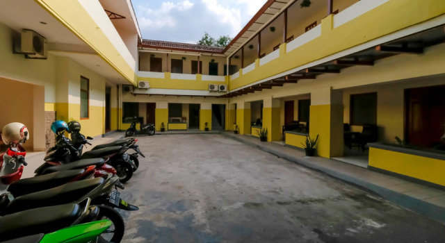 RedDoorz Plus @ Slamet Riyadi