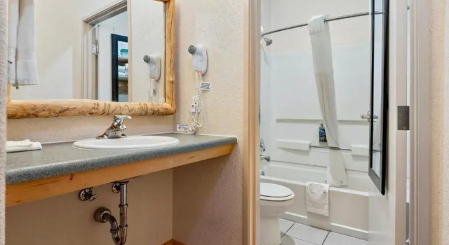 Номер Standard с балконом Gateway Inn