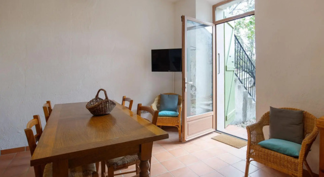 Charming Holiday Home in Tautavel With Balcony, Забронировать Отель Отели Тотавель с парковкой, Парковка