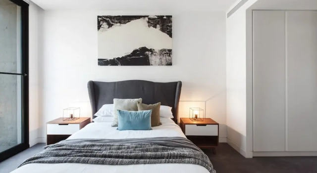 Chic 1-bed With a Sleek Balcony Near Shops, Book Apartment Melbourne 