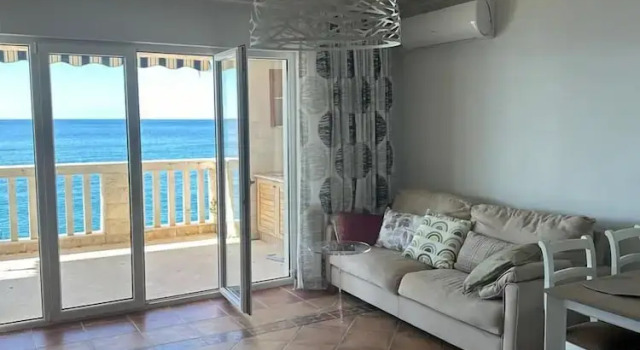 Апартаменты Comfort с видом на море Beachfront Four bedroom Apartment