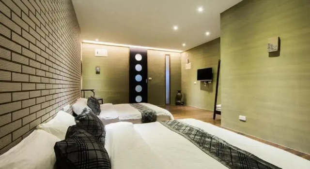 Четырёхместный номер Standard LITHO Hostel