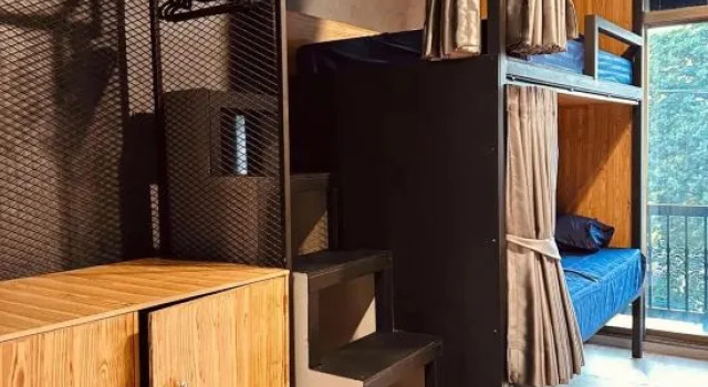 Кровать в общем номере Hostel Friends Station & Cafe