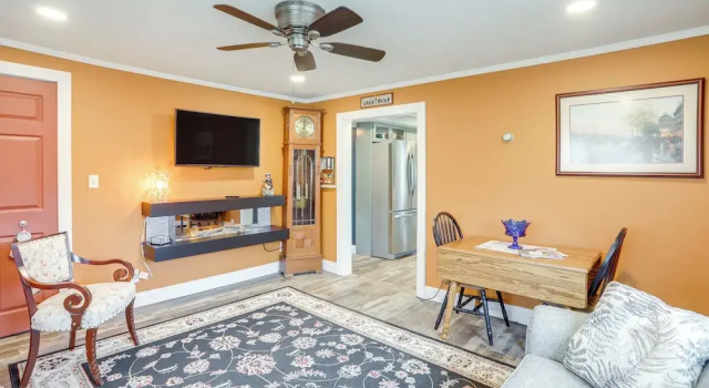 1 Block to Beach: Home w/ Hot Tub in Port Clinton!, Buchen Sie Ferienhaus Villen in Port Clinton, Villa