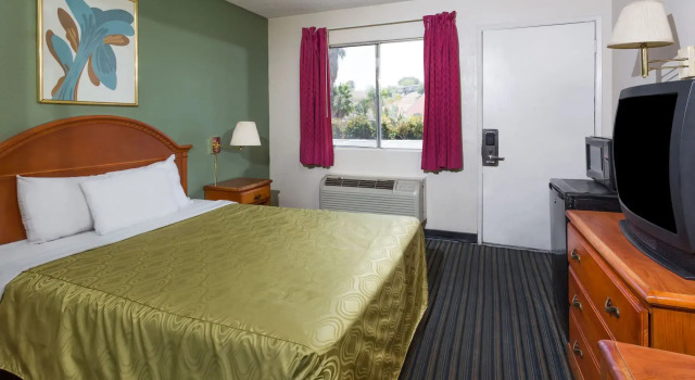 Days Inn - San Bernardino Riverside, Book Hotel San Bernardino Californien