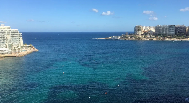 Seafront Penthouse Triplex- Roof Terrace & Hot Tub, Prenota Appartamento Appartamenti a Malta, Appartamento