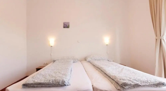 Amazing Home in Barbat With Wifi and 7 Bedrooms, Varaa Hotelli Hotellit Kvarner Islands uima-altaalla, Uima-allas