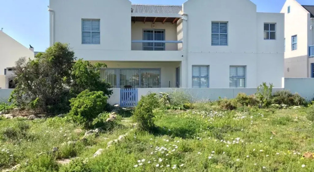 Коттедж PERFECT 10 - 10 to 14 Sleeper Luxury Holiday Home Breakage Deposit of R2500 per Weekend Lease