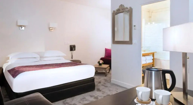 Полулюкс Lion dOr Paris Suites